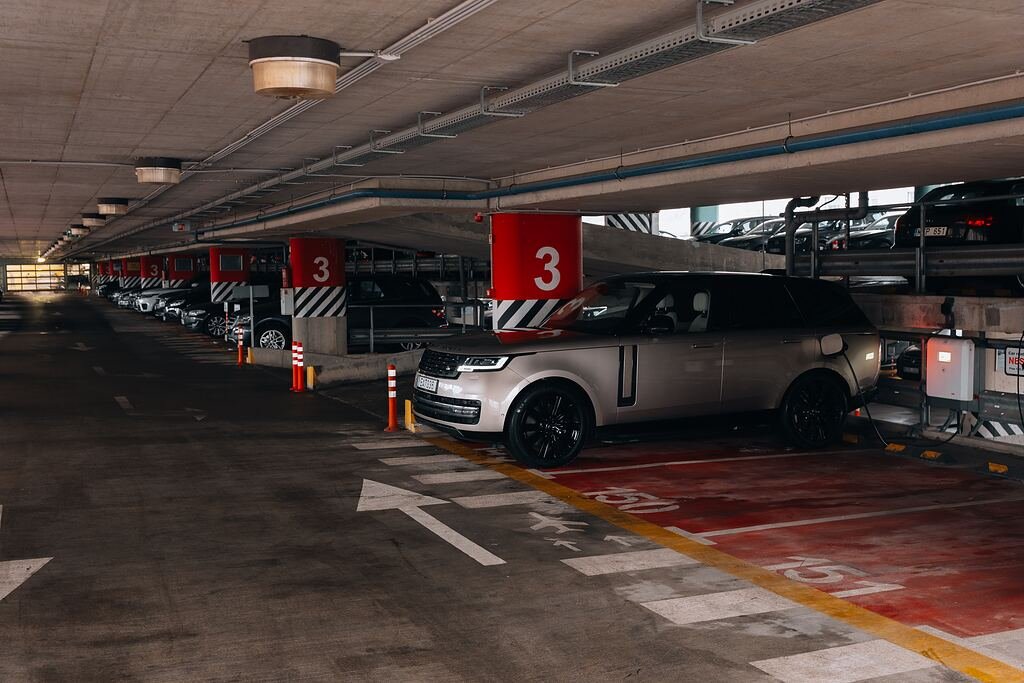 Prabangus visureigis VIP vietoje ADCParking aikštelės 3-iame aukšte