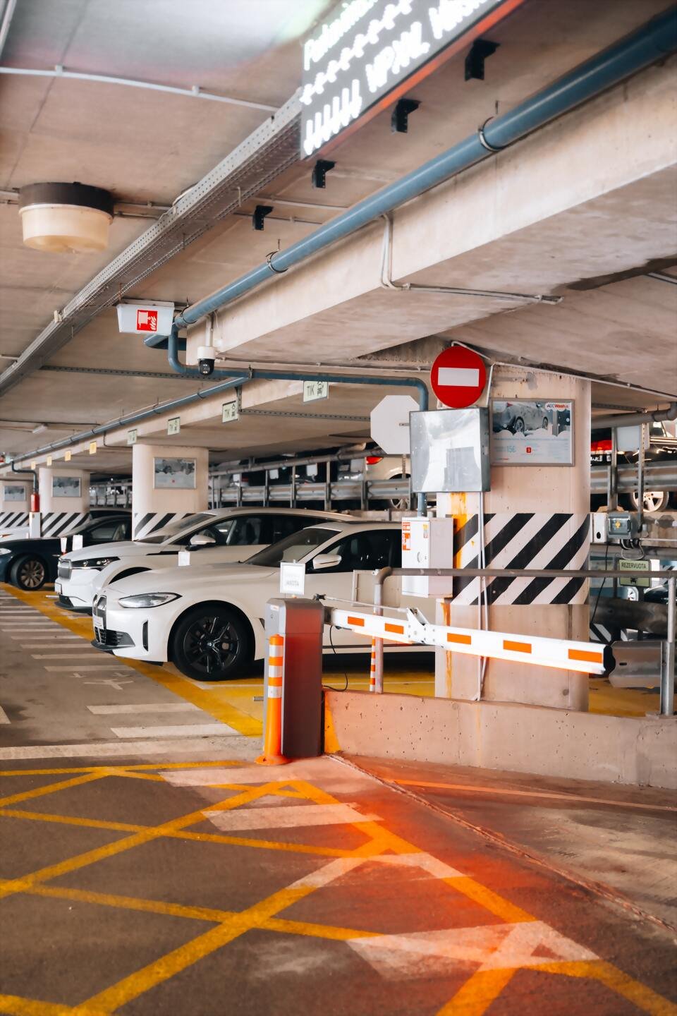 Įvažiavimas į ADCParking aikštelę su automatiniu valstybinių numerių atpažinimu