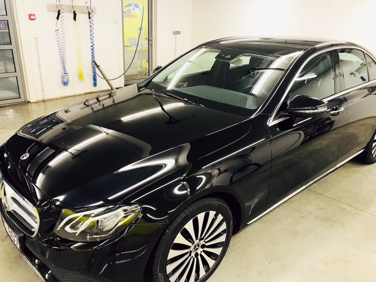 Išblizgintas juodas automobilis po ADCWash Premium plovimo