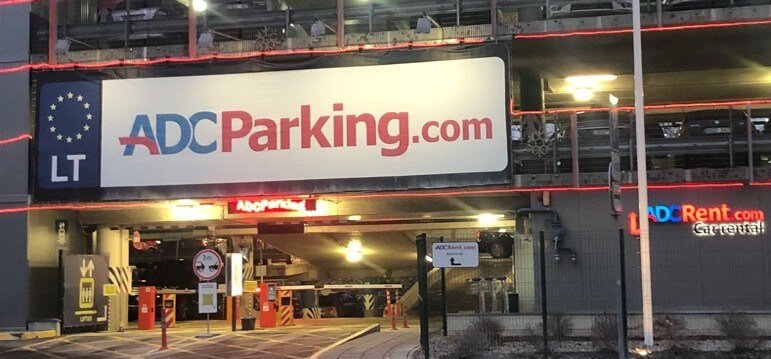 Įvažiavimas į ADCParking daugiaukštę aikštelę