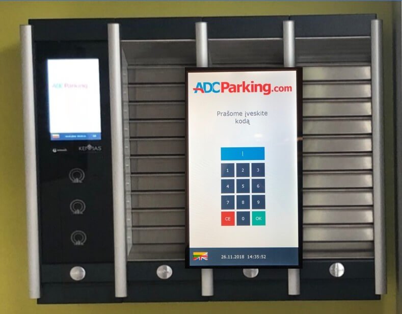 ADCParking savitarnos raktų spintelės su ekranu, kuriame prašoma įvesti kodą